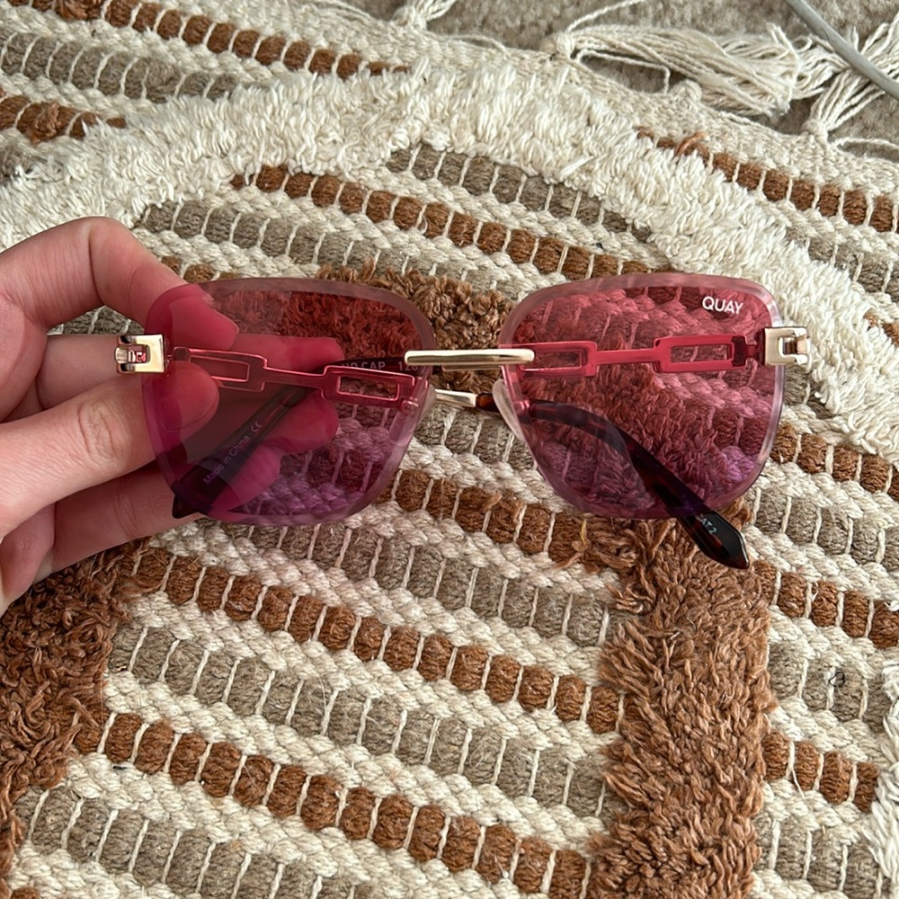 Pink “no cap” Quay Sunglasses